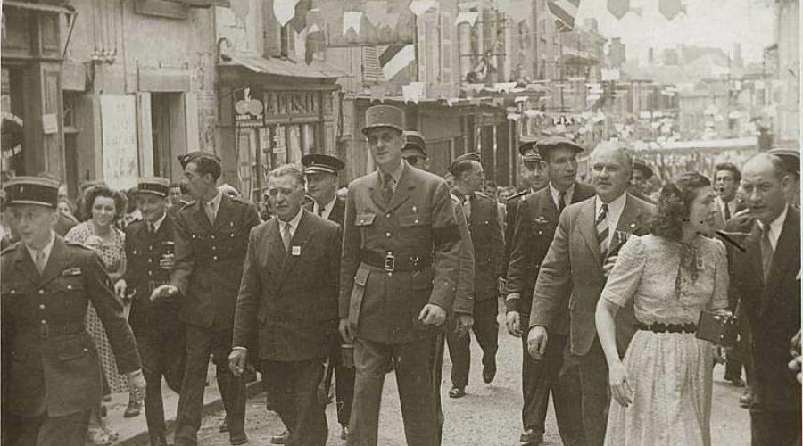 Le général de Gaulle marchant dans Bressuire