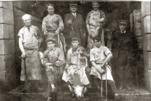 Les bouchers à l'entrée du deuxième abttatoir (Saint-Cyprien).Collection Famille Joncheraye