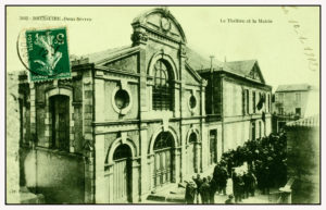 Théâtre et la Mairie. Archives Municipales Bressuire, 14 Fi 418